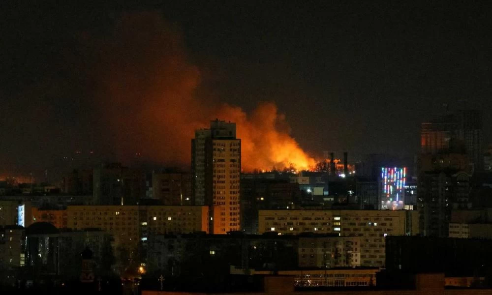Πόλεμος στην Ουκρανία: «Σφυροκόπημα» στο Κίεβο με εκρήξεις και νεκρούς